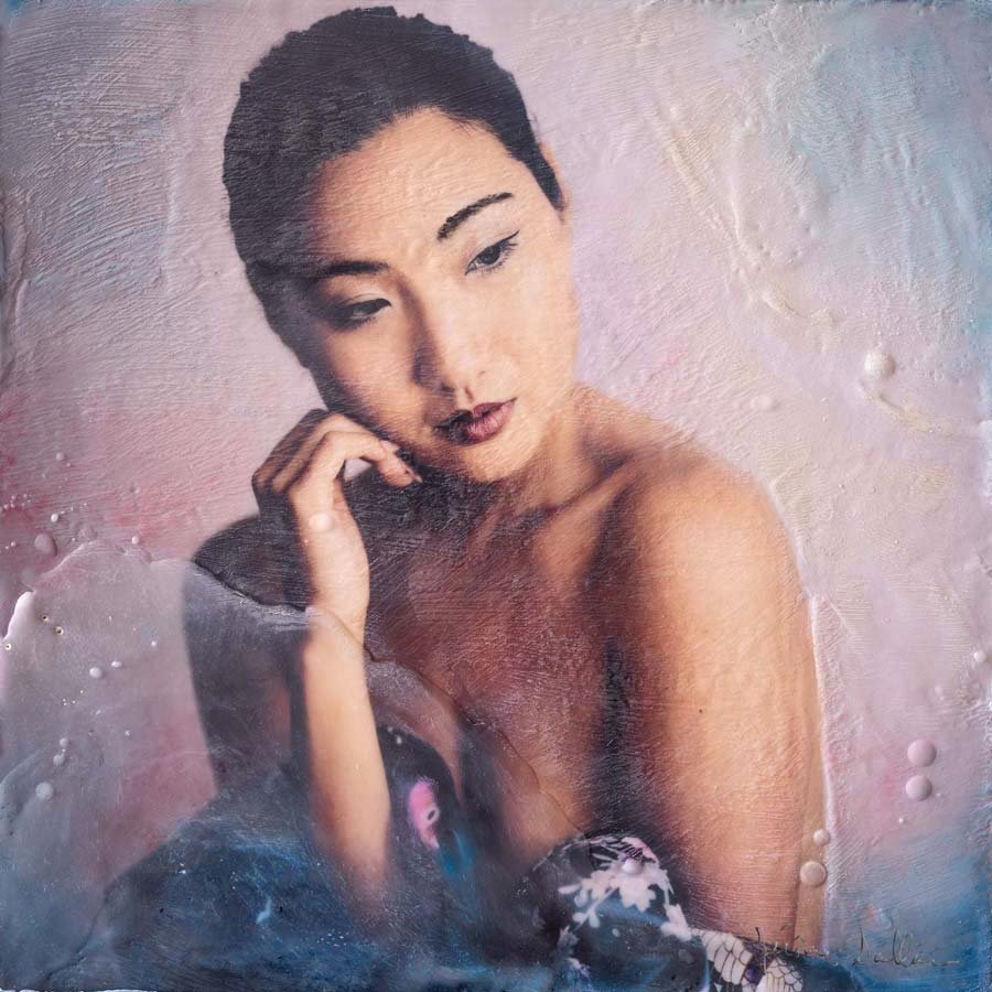 Portrait d'art mixte d'une femme en roses et bleus doux, avec une expression introspective, créé par Jerome Art Photography.
