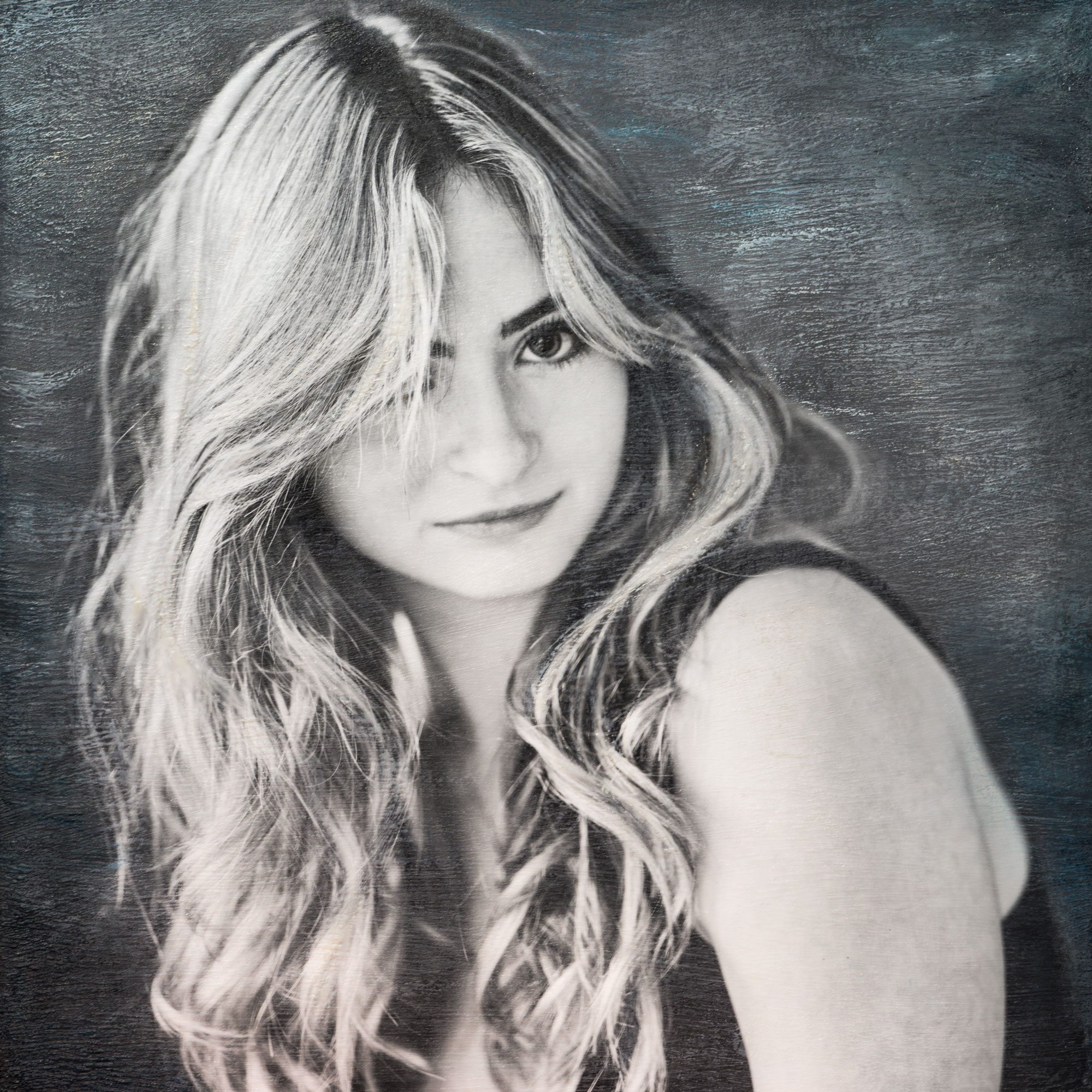Portrait en technique mixte d'une jeune femme aux longs cheveux blonds, portant un haut noir sans manches, réalisé par Jerome Art Photography.