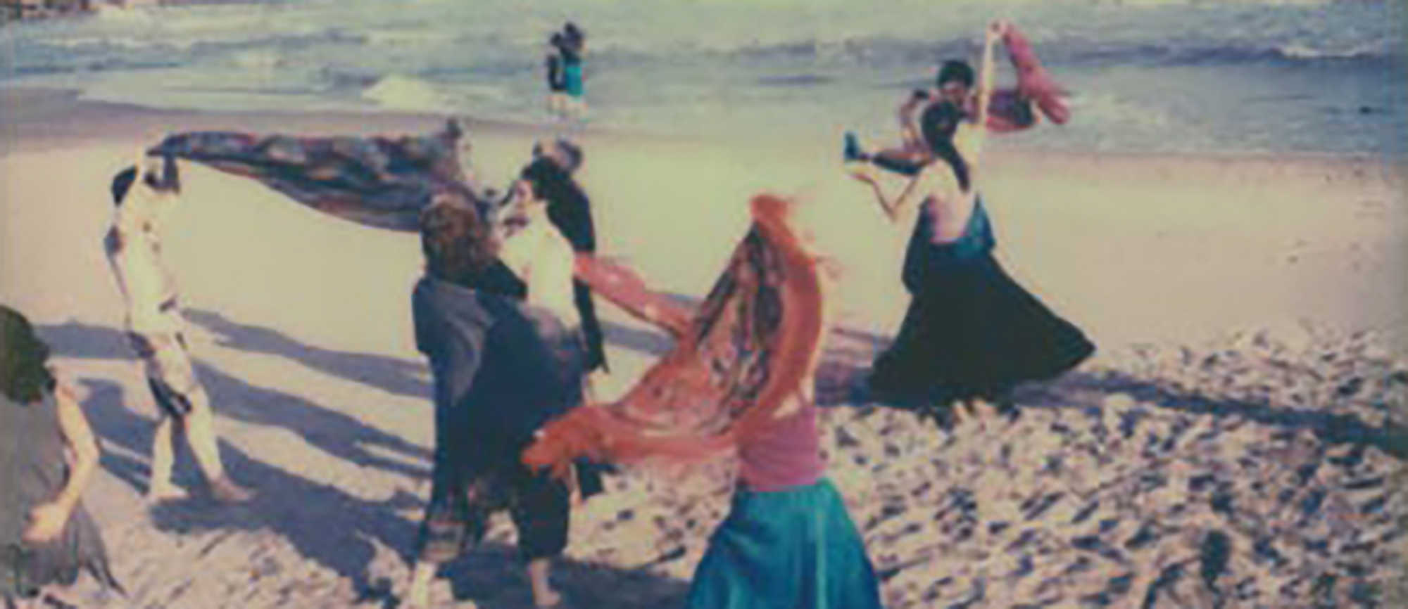 Femmes roms en train de danser sur la plage