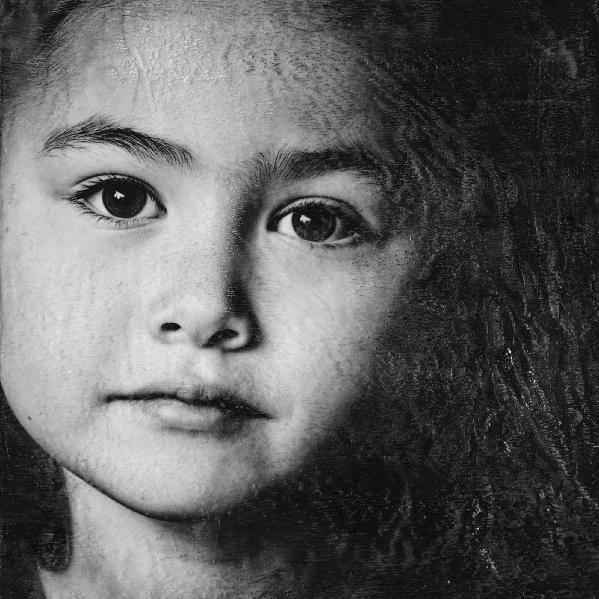 Portrait d'un jeune enfant en noir et blanc, réalisé à la cire d'abeille et à l'encaustique par l'artiste Jérôme.