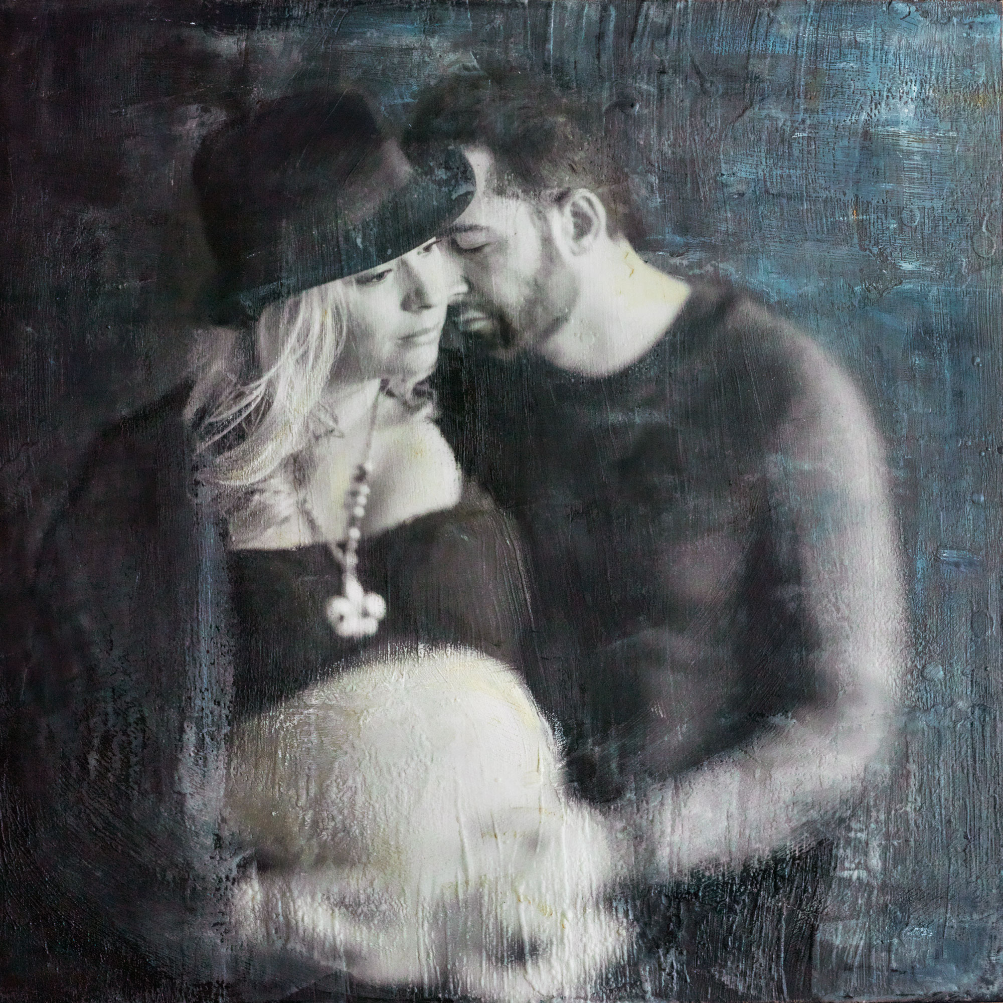 Portrait de maternité d'un couple dans une étreinte intime, créé par Jérôme à l'aide de cire d'abeille et de techniques encaustiques.
