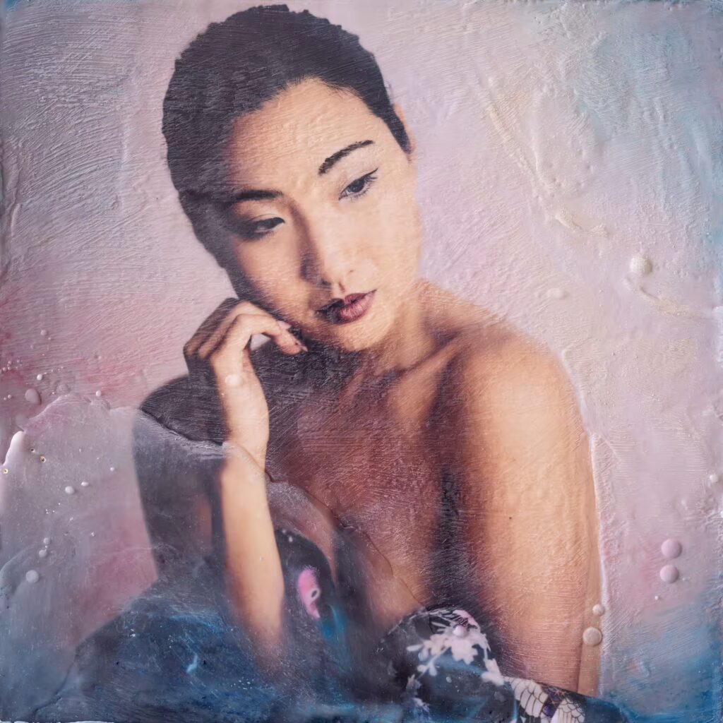 Retrato en técnica mixta de una mujer pensativa, creado a partir de una fotografía con cera de abeja y pintura al óleo.