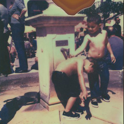 Camargue-Pelgrinage_Chilldren-play-water-fountain